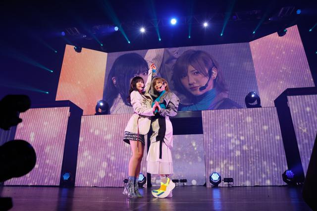 画像: 左から村山彩希、岡田奈々 ©AKS