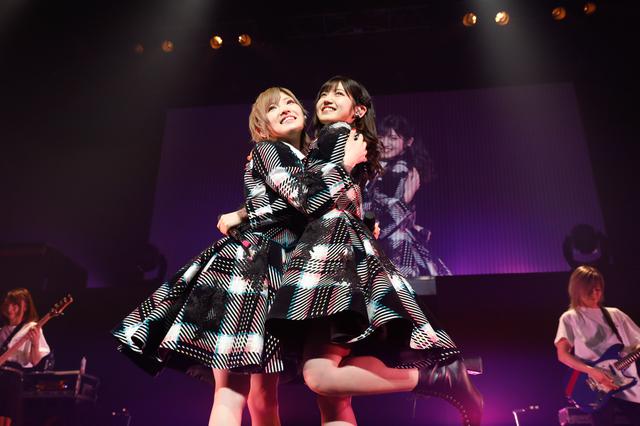 画像: ゆうなぁ(左:岡田奈々、右:村山彩希) ©AKS