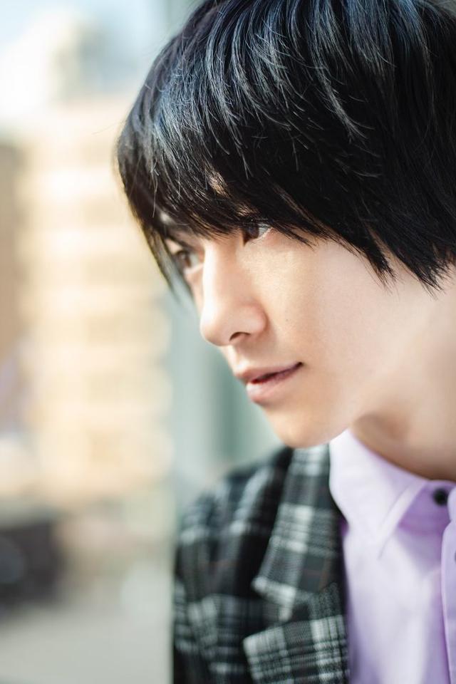 画像: 撮影/加藤 岳 スタイリスト/中村美保ヘ アメイク/中山芽美(e-mu) 衣裳/ ロングジャケット(¥65,000)GlaabenD/Karaln シャツ(¥22,000)DIET BUTCHER/Karaln パンツ(¥11,800)SUPER THANKS/Karaln Karaln 03-6231-9091 その他スタイリスト私物