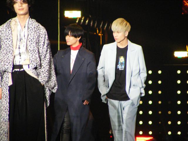 画像: 写真左から:(左手前)塩野瑛久、(中央)川村壱馬、(右)長谷川慎