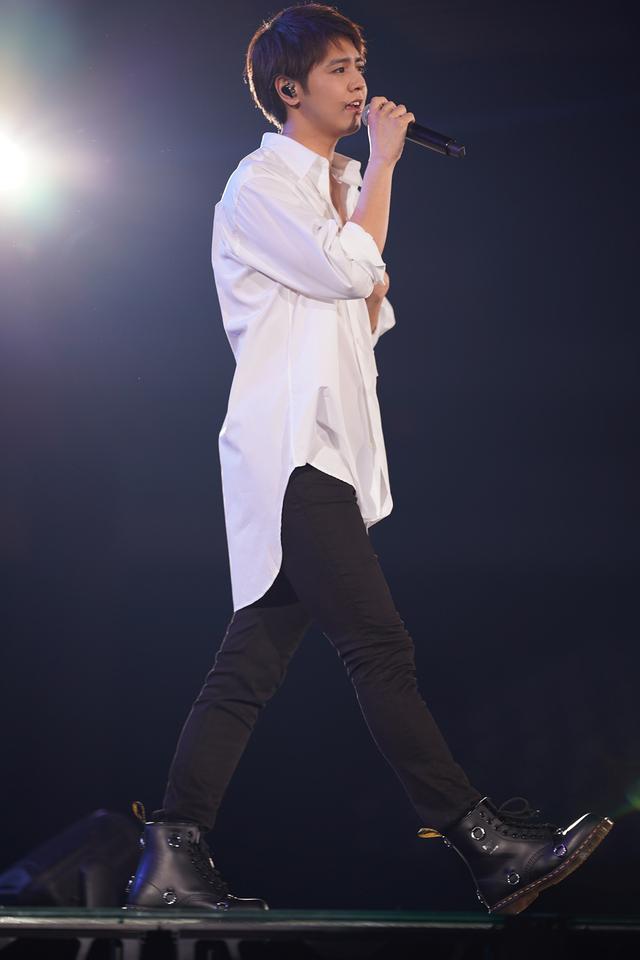 画像: ©マイナビ TOKYO GIRLS COLLECTION 2020 SPRING/SUMMER ランウェイを歩きながら歌う片寄涼太(GENERATIONS from EXILE TRIBE)
