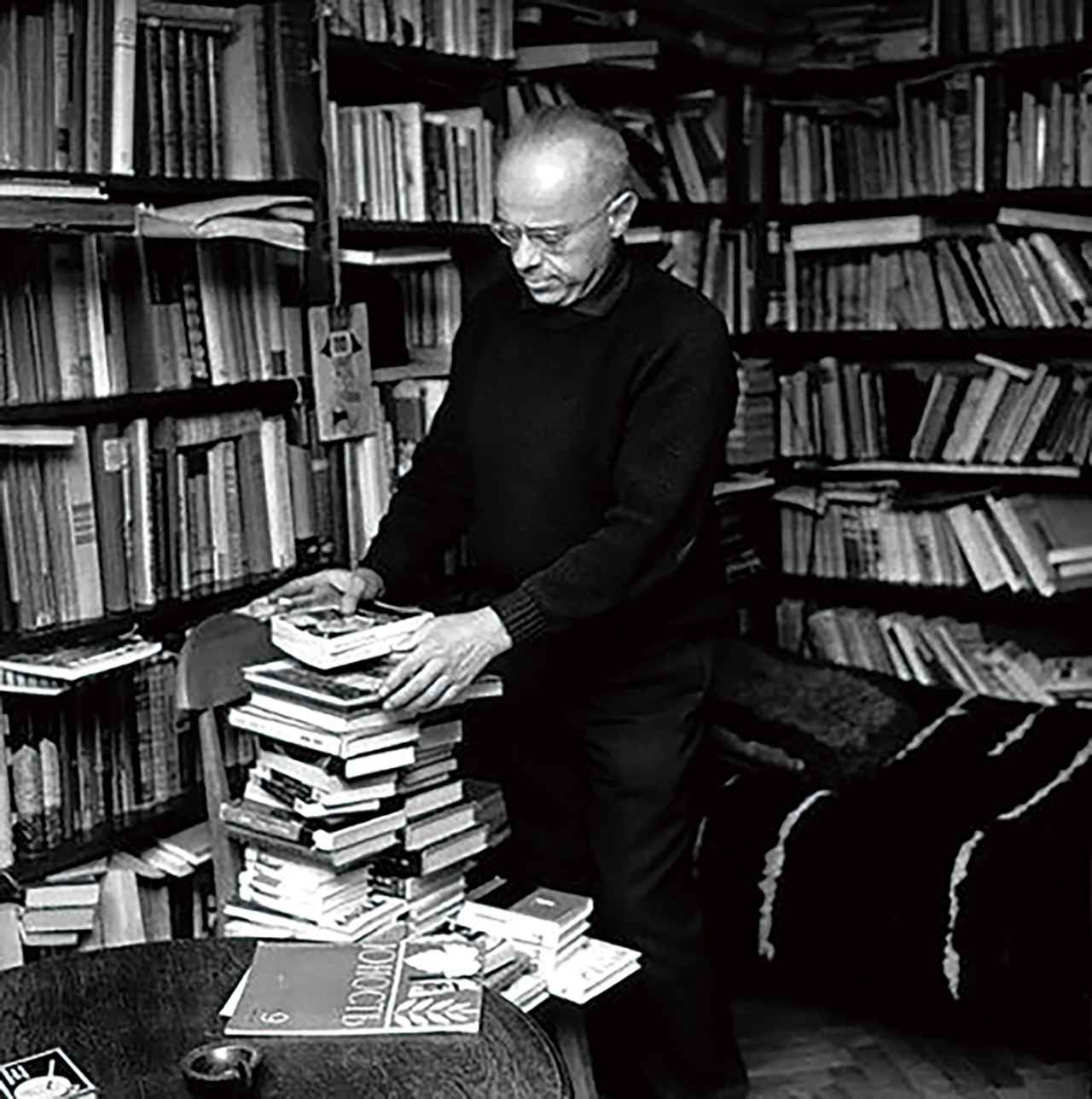 画像: 『ソラリスの著者』Stanisław Lem w swojej bibliotece ©lem.pl_zdjec̨ ie użyte w filmie Autor Solaris.