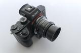 画像: ▲ソニーα7RⅡ(カメラは別売)にLM-EA7を装着した様子。ソニーα7Ⅱ(Ver2.0)、α6300、α6500など像面位相差AFが駆動するEマウント機種で使用可能です。