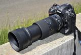 画像: Nikon D5に装着、400mmまで伸ばすとこの通り、コースサイドにて。あ、フードに先端に付いてるのはキズじゃないですよ、汚れ、ヨゴレですから、念のため。