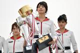 画像: トロフィーは温泉自慢の大分ということで、金の風呂桶がモチーフ。椅子じゃなくて良かった…。
