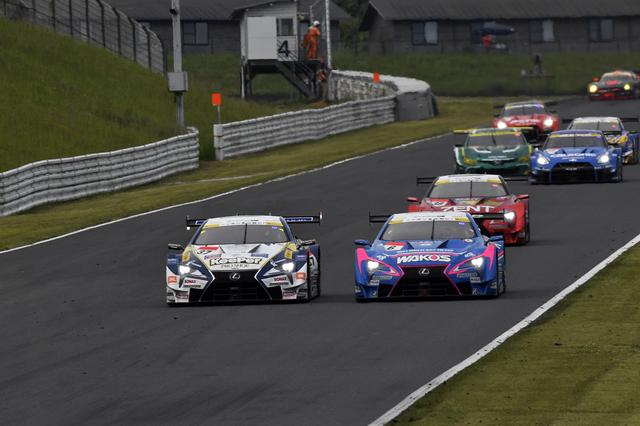 画像: 2台のレクサスがバックストレートで並んだ