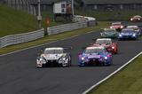 画像: 2台のレクサスがバックストレートで並んだ