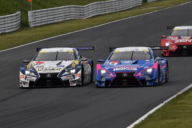 画像: 37号車がブレーキングポイント手前で6号車をけん制