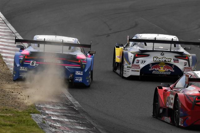 画像: 接触を避け、コースアウトギリギリでブレーキングする6号車