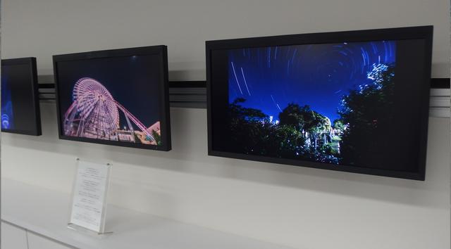 画像: ギャラリーにはEIZOの最新4K対応のモニターによる展示も。作品の動画も流れているので、プリントともに楽しめる。 www.eizo.co.jp