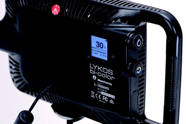 画像: 背面LCDパネルで色温度と調光の設定数値が確認できる。電源は付属のAC以外にも充電式リチウムバッテリー(別売)ソニーLタイプも使用可能で駆動時間は80分。●260(W) ╳152(H)╳42(D)㎜●470g