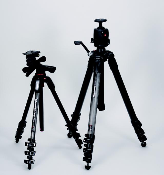 画像: <写真左> 剛性のあるカーボン製MT190はさまざまなカメラアングルを確実にセットアップできるマルチ機能が魅力。コンパクトで持ち運びも楽。雲台は微妙な動きも大きな動きもグリップ一つで操作できるギア雲台がブツ撮りには便利。 <写真右> 極太の円筒カーボン製でハイアングルも得意な4段。安定性は抜群でギア付きのセンターポールはスムーズな操作が可能。雲台はマグネシウムボール自由雲台がベストマッチ。スタジオにもっともふさわしい三脚だ。