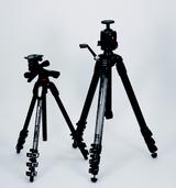 画像: <写真左> 剛性のあるカーボン製MT190はさまざまなカメラアングルを確実にセットアップできるマルチ機能が魅力。コンパクトで持ち運びも楽。雲台は微妙な動きも大きな動きもグリップ一つで操作できるギア雲台がブツ撮りには便利。 <写真右> 極太の円筒カーボン製でハイアングルも得意な4段。安定性は抜群でギア付きのセンターポールはスムーズな操作が可能。雲台はマグネシウムボール自由雲台がベストマッチ。スタジオにもっともふさわしい三脚だ。