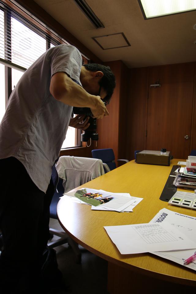 画像2: タイトルバック:スナップ部門を審査する佐々木啓太氏。「ちょっとしたブレやフレーミングの甘さで入賞を逃した作品が実に多いです」