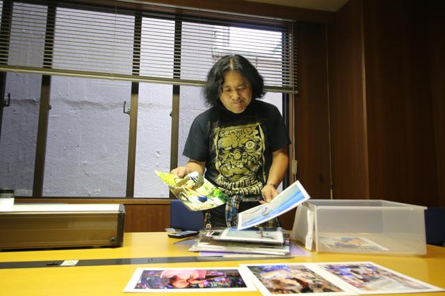 画像1: タイトルバック:スナップ部門を審査する佐々木啓太氏。「ちょっとしたブレやフレーミングの甘さで入賞を逃した作品が実に多いです」