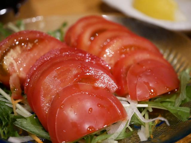 画像: 大人は野菜から。トマトが瑞々しい感じに撮れたような。これは大きめにアップ。