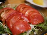 画像: 大人は野菜から。トマトが瑞々しい感じに撮れたような。これは大きめにアップ。