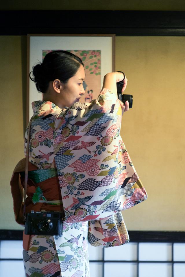 画像: ▲和服で撮影中の大門さん。和装とライカは意外とマッチングしている。撮影はご主人の正明さん。