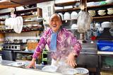 画像: ▲青森市新町のお食事処「四季の千成」のご主人、成田政隆さん。素敵な笑顔です。 ■23mm(35mm焦点距離34mm相当) 絞りF4.5 1/100秒 WB:AUTO1 ISO1600