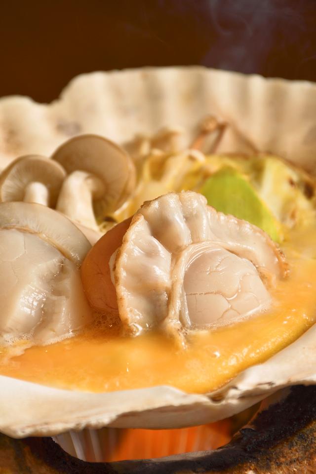 画像: ▲青森市安方の名店「三ツ石」にて「帆立貝焼き味噌」。香り、色、食感、お味に魅了されました。お値段は500円。 ■140mm(35mm焦点距離210mm相当) 絞りF 1 1 1 / 8 0 秒 W B:AUTO1 ISO400 スピードライトSB-5000使用