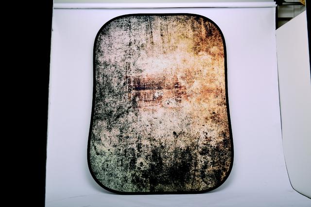 画像: バックグラウンド 折りたたみ式アーバン背景/メタル コンテナ(1.5╳2.1m 3万2000円) ▶リバーシブル仕様で他にも様々な都会の情景が用意されている。折りたたむと直径90㎝の袋に納まる。