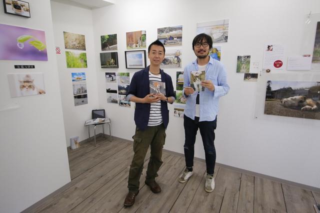 画像: ▲出展作品を前にする森永健一さん(左)と、同じフロアで出展中の沖昌之さん。お二人の作品には猫への愛、そして猫の魅力を伝えようとする情熱をひしひしと感じさせる。 nekosen.jp