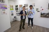 画像: ▲出展作品を前にする森永健一さん(左)と、同じフロアで出展中の沖昌之さん。お二人の作品には猫への愛、そして猫の魅力を伝えようとする情熱をひしひしと感じさせる。 nekosen.jp
