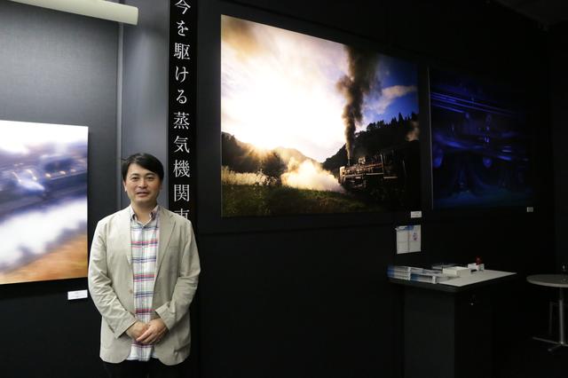 画像: ▲今回の写真展、実行委員長の長根広和さん(マシマ・レイルウェイ・ピクチャーズ代表取締役)。向かって右隣が長根さんの作品。本誌の「ジャンル別フォト講座:鉄道」を担当して頂いております。明日、発売の8月号別冊付録でも大変にお世話になりました! cweb.canon.jp