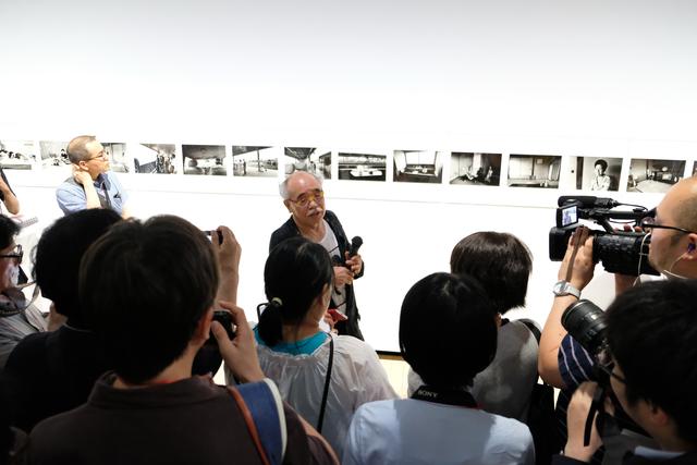 画像: ▲作品解説中のアラーキーこと荒木経惟氏。時折自身の健康状態にも触れる言葉もあったが、その写真への情熱はまだまだ衰えを感じさせない。