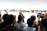 画像: ▲作品解説中のアラーキーこと荒木経惟氏。時折自身の健康状態にも触れる言葉もあったが、その写真への情熱はまだまだ衰えを感じさせない。