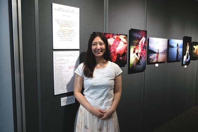 画像: ▲個展会場の雨宮さん。会期中はほぼ在廊されるそうだ。