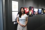画像: ▲個展会場の雨宮さん。会期中はほぼ在廊されるそうだ。
