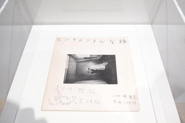 画像: ▲1971年に発行された1000部限定の処女写真集「センチメンタルな旅」も展示されている。