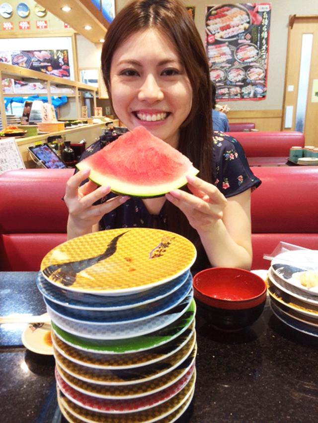画像: お楽しみのランチは回転寿司。今回撮影地となったのは、写真家・諏訪光二さんの自宅付近、千葉県茂原市内でした。なので、回転寿司が安くて美味しい! モデルの水穂まきちゃんも大喜びでした。