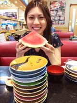画像: お楽しみのランチは回転寿司。今回撮影地となったのは、写真家・諏訪光二さんの自宅付近、千葉県茂原市内でした。なので、回転寿司が安くて美味しい! モデルの水穂まきちゃんも大喜びでした。