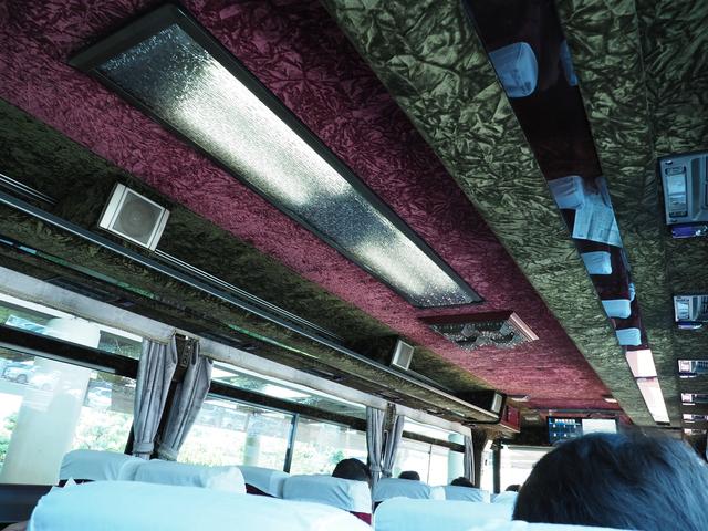 画像: 高知市内=競馬場を結ぶ無料送迎バス。明らかにどこぞの観光バスの流用と思われるが、異様にゴージャス。んでも一日一便(この日は)。
