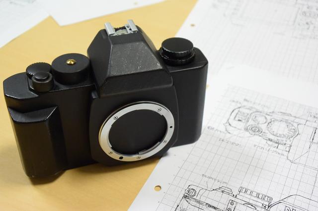 画像: Dfの最初の手作りモック。木製で、なんと手作り家具屋の廃材が元だと聞いた。小さな夢はいくつもの苦難を乗り越えて、カメラグランプリ大賞を手にするまでになった。