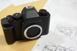 画像: Dfの最初の手作りモック。木製で、なんと手作り家具屋の廃材が元だと聞いた。小さな夢はいくつもの苦難を乗り越えて、カメラグランプリ大賞を手にするまでになった。