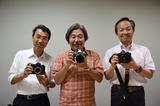 画像: ▲お気に入りのレンズを着けたDf と初期のモックアップを持って記念撮影。右から後藤哲朗氏、阿部秀之氏、三浦康晶氏。