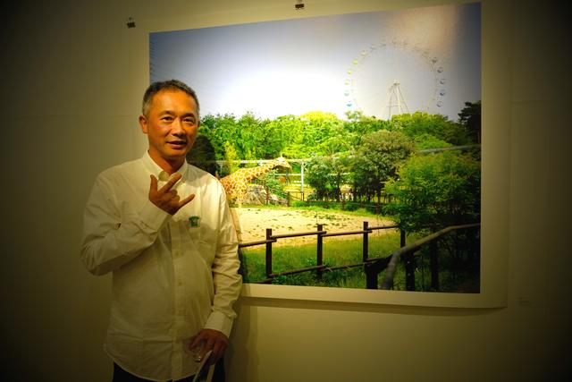 画像: ▲展示作品を前にする舞山さん。多忙な日々を送りながら、母校・九州産業大学芸術学部の客員教授を務め、後進の育成にも取り組んでいる。 maiyama.net