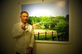 画像: ▲展示作品を前にする舞山さん。多忙な日々を送りながら、母校・九州産業大学芸術学部の客員教授を務め、後進の育成にも取り組んでいる。 maiyama.net