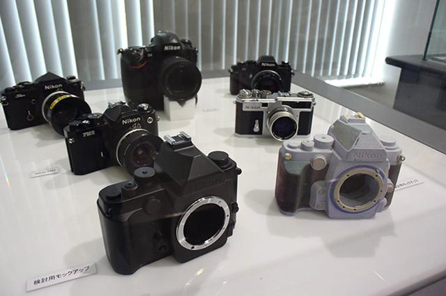 画像: ▲インタビューにうかがった西大井にあるニコンウエストビルのロビーには、Df の特設コーナーが設けられている。時間をかけてじっくり見ている人も多い。