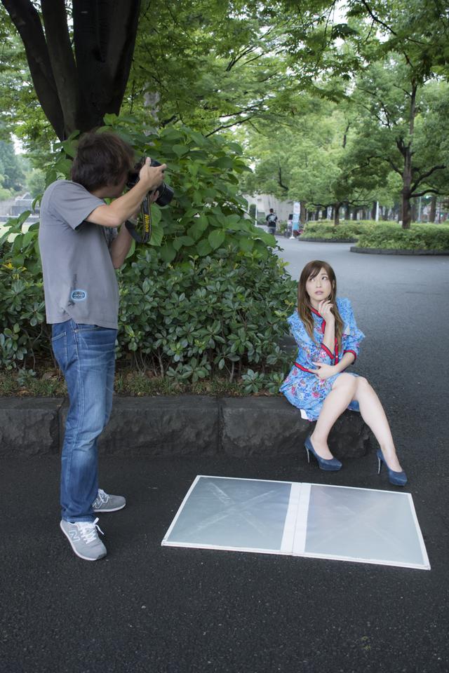 画像: ▲本誌では未公開の状況カット。撮影当日はあいにくの雨模様。しかし河野プロは光を的確に読み、最もいいアングルを狙っています。