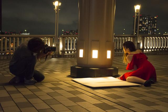 画像: ▲上の作品はこのような状況で撮影されています。この状況下でも河野プロは手持ち撮影なんですね。状況撮影:松下茜