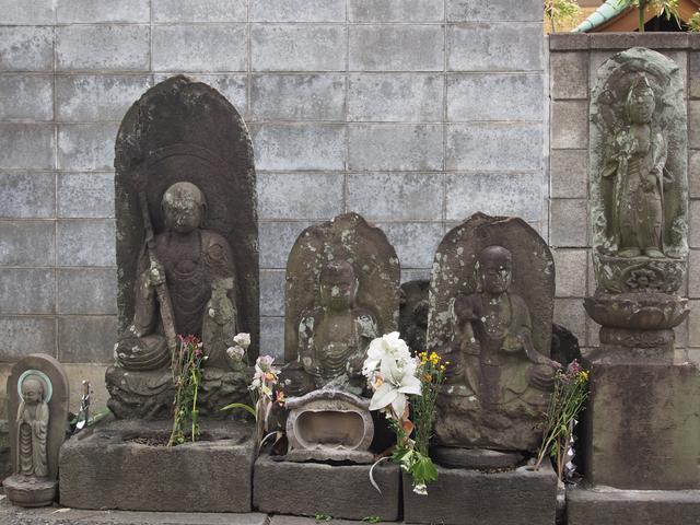 画像: お地蔵さん。立体感は十分あるも、やはり均一な色味が「顔ちゃう、石や、石」となったのか。斜光でもテストしてみたい。二宮金次郎さんの石像も同じでした。