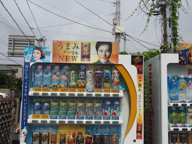 画像: 自販機上のポップ。平清盛も前髪切りすぎムスメともになんなくキャプチャー。いわゆる「写真ベース」ならほぼ認識するようだ。