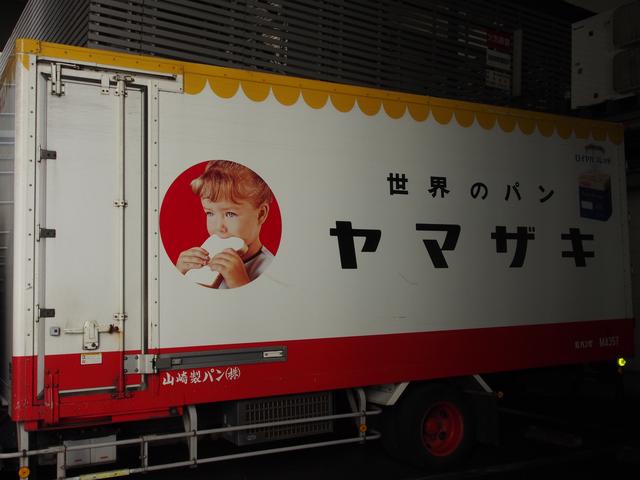 画像: 山パンのトラック。いろいろアングルを変えたけどダメ。春のパン祭りまで待とう。