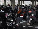 画像: バイクの駐車場。中央右寄り、赤い部分(シート後ろの反射板)をキャプチャー。これはまあ、誤作動でしょうね。