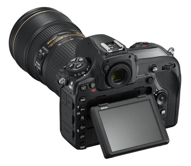 画像: ▲背面液晶モニターは3.2型タッチパネル、約236万ドットXGA、チルト機構を持つ。