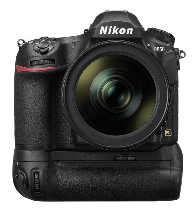 画像: ▲マルチパワーバッテリーパック「MB-D18」(希望小売価格5万9400円)を装着すれば、約9コマ/秒の高速連写が可能となる。さらに14ビットロスレス圧縮RAWで約51コマ、12ビットロスレス圧縮RAW(画像サイズ:L)なら170コマまで連続して撮影できる。 www.nikon-image.com